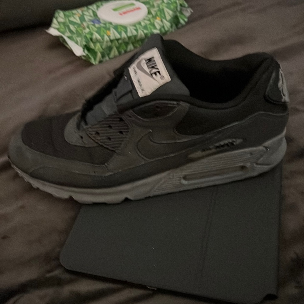 Nike mens air max size 9 no shoe laces used